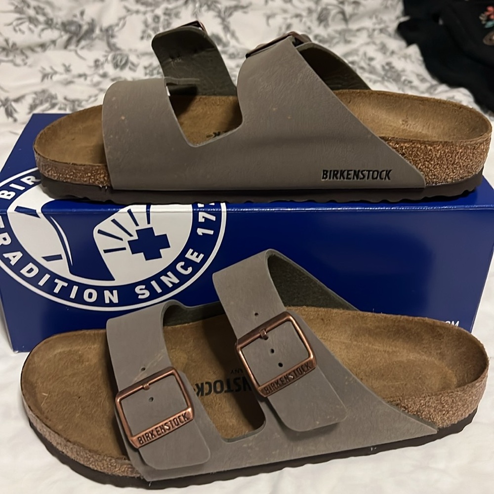 Birkenstock Arizona BS size 40, stone, never worn.